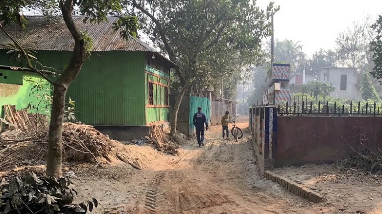 পারিবারিক বিবাদে থমকে আছে সড়ক সংস্কার, দুর্ভোগে ৮ গ্রামের ম 