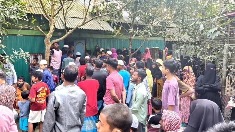 নিজ ঘরেই ঝুলছিলো মা-মেয়ে